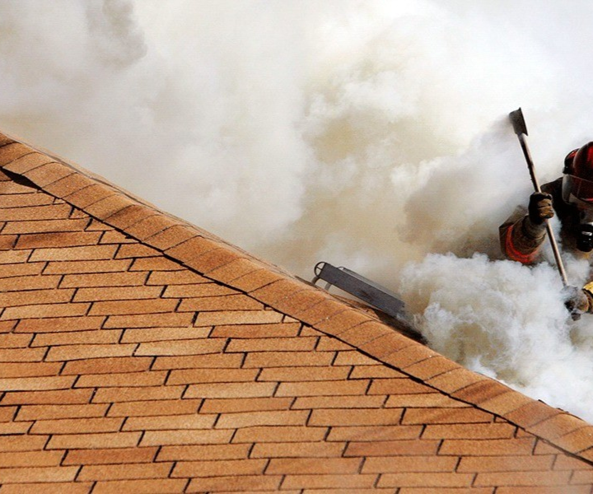 Nuova Normativa antincendio : Perché i microinverter eliminano alla radice il problema del sezionamento DC e del Rapid Shutdown